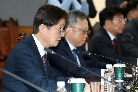 간담회 발언하는 이찬진 금감원장