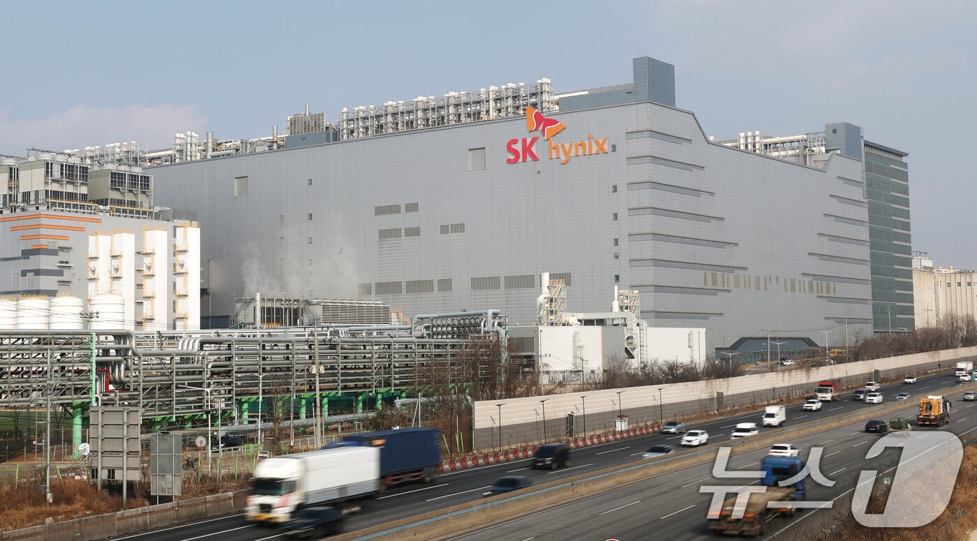 본문 이미지 -  사진은 경기 이천시 SK하이닉스 본사의 모습. 2026.2.12 ⓒ 뉴스1 김영운 기자