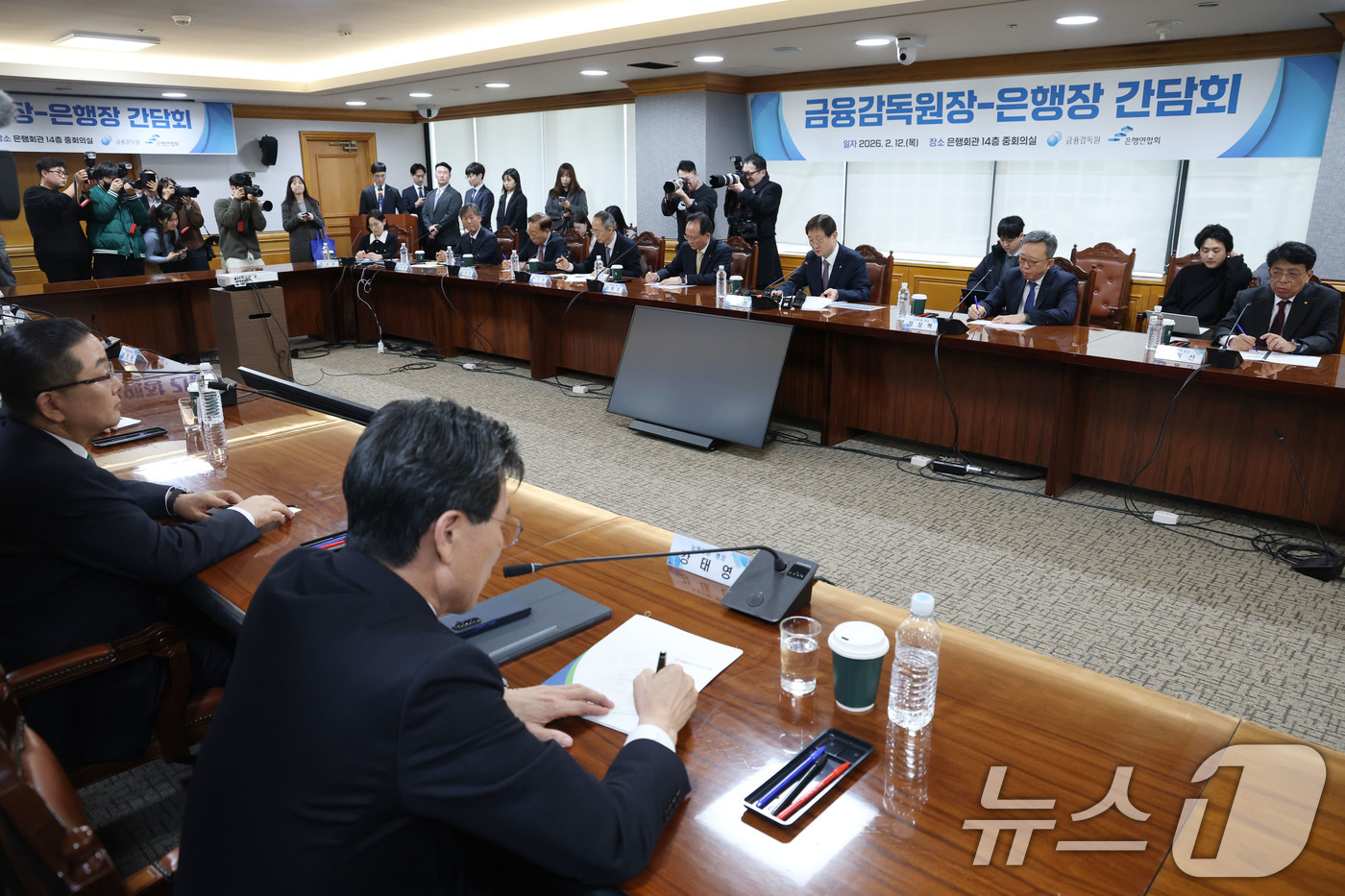 (서울=뉴스1) 이광호 기자 = 이찬진 금융감독원장이 12일 오후 서울 중구 은행회관에서 열린 은행장과의 간담회에서 발언하고 있다. 2026.2.12/뉴스1