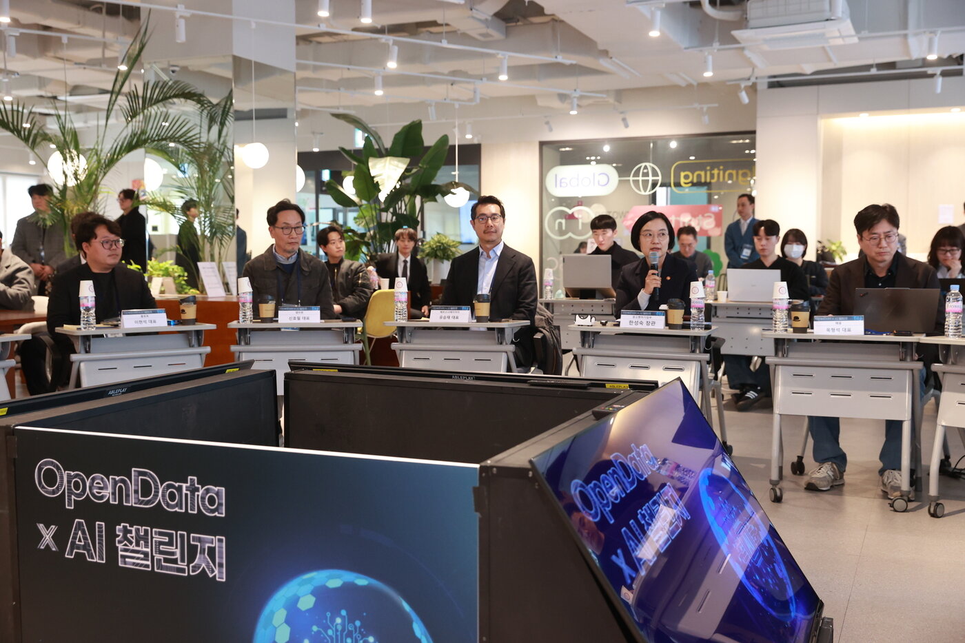 본문 이미지 - 12일 서울 강남구 글로벌 스타트업 센터에서 열린 'OpenData(오픈데이터) X AI 챌린지 최종 선발 스타트업과의 소통 간담회' (중기부 제공)