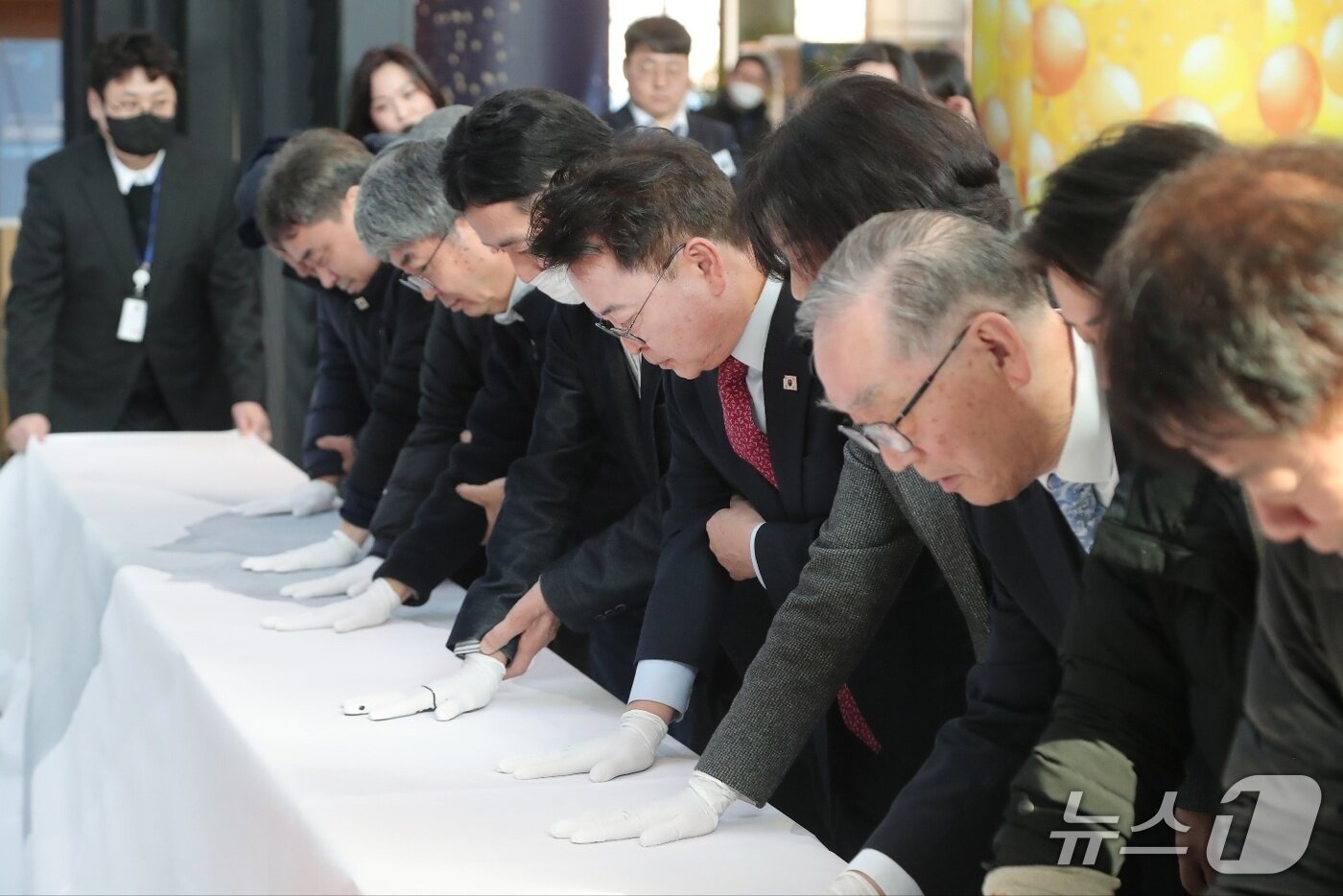 본문 이미지 - 12일 오후 춘천시청 1층 본관 앞에서 태극기 달기 범시민운동 공동선언식에서 육동한 춘천시장 등이 기념 퍼포먼스를 하고 있다.(춘천시 제공, 재판매 및 DB금지)