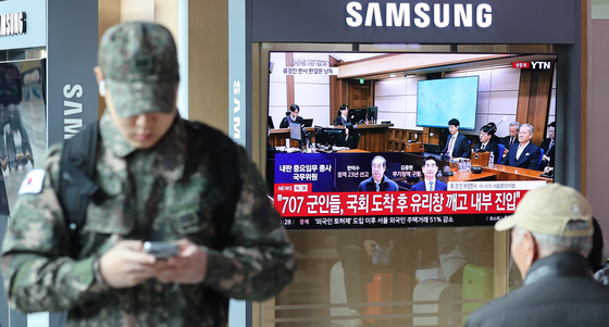 굳은 표정으로 선고 듣는 이상민 전 장관