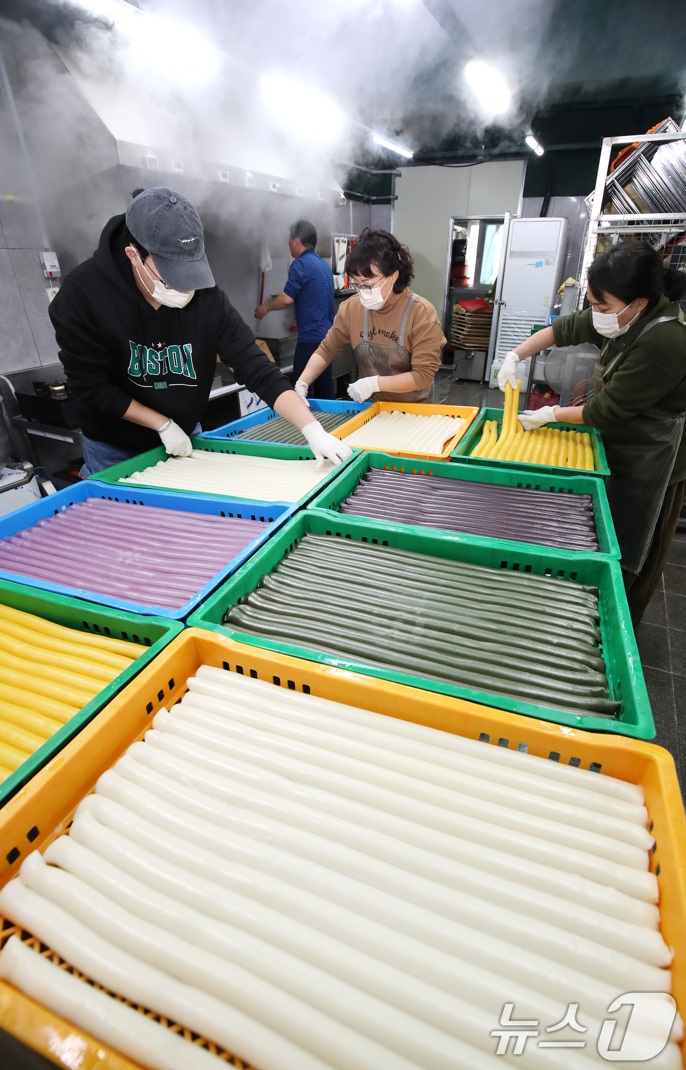 (대구=뉴스1) 공정식 기자 = 12일 오후 대구 달서구 대곡동 대한민국떡방에서 직원들이 설을 앞두고 떡국용 오색 가래떡을 뽑아 정리하고 있다.오색 가래떡은 쌀가루에 호박(노랑), …