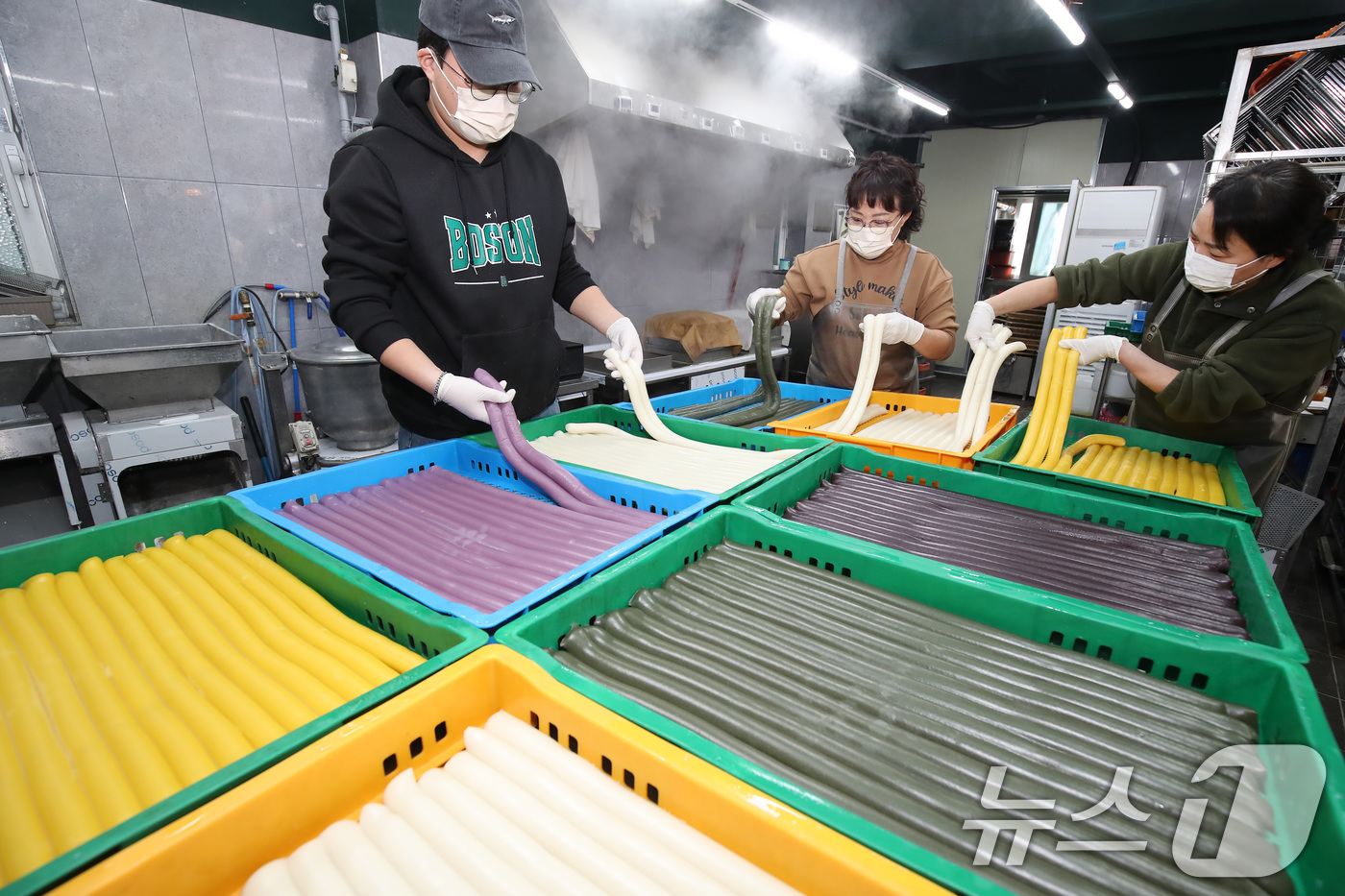 (대구=뉴스1) 공정식 기자 = 12일 오후 대구 달서구 대곡동 대한민국떡방에서 직원들이 설을 앞두고 떡국용 오색 가래떡을 뽑아 정리하고 있다.오색 가래떡은 쌀가루에 호박(노랑), …