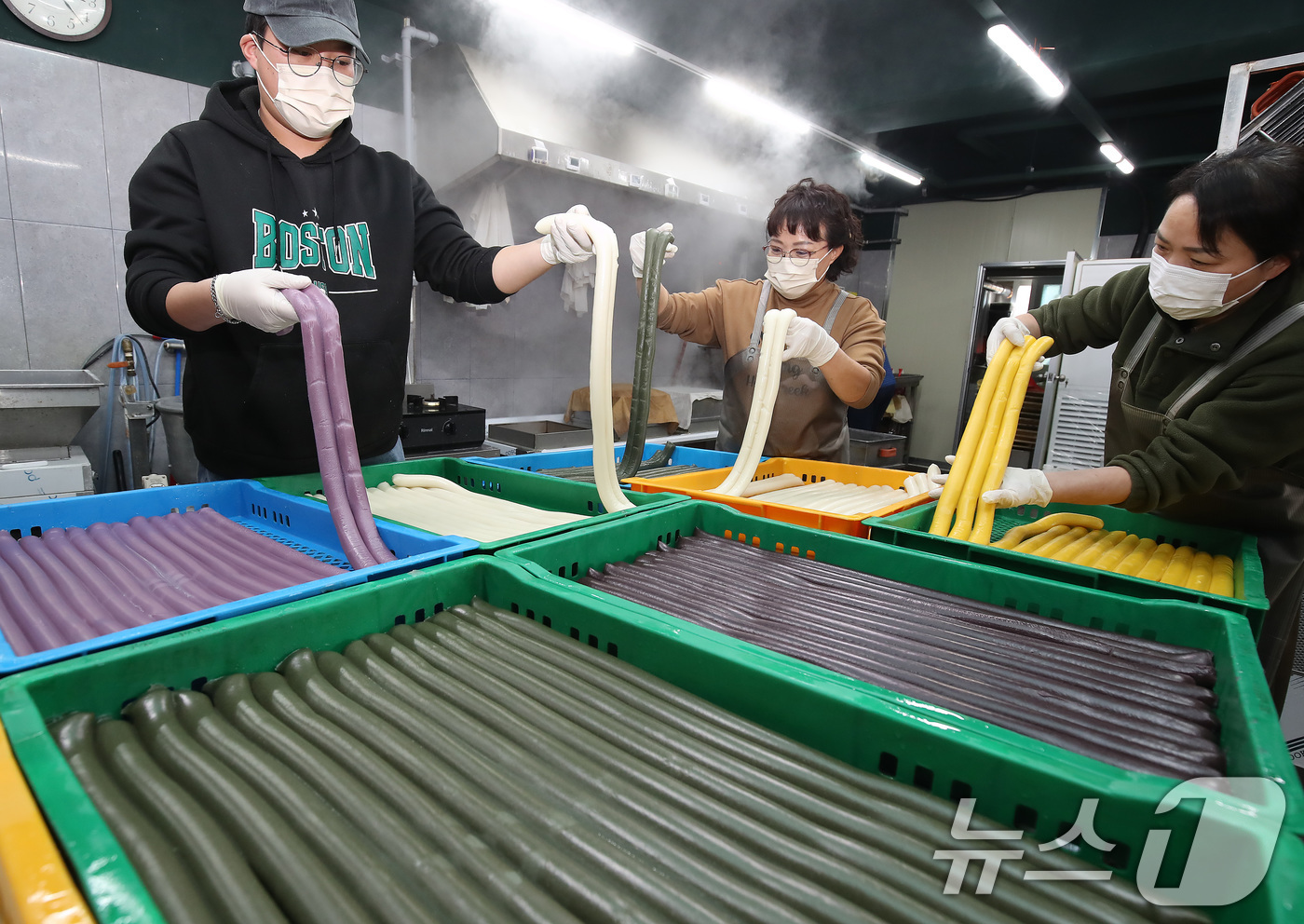 (대구=뉴스1) 공정식 기자 = 12일 오후 대구 달서구 대곡동 대한민국떡방에서 직원들이 설을 앞두고 떡국용 오색 가래떡을 뽑아 정리하고 있다.오색 가래떡은 쌀가루에 호박(노랑), …