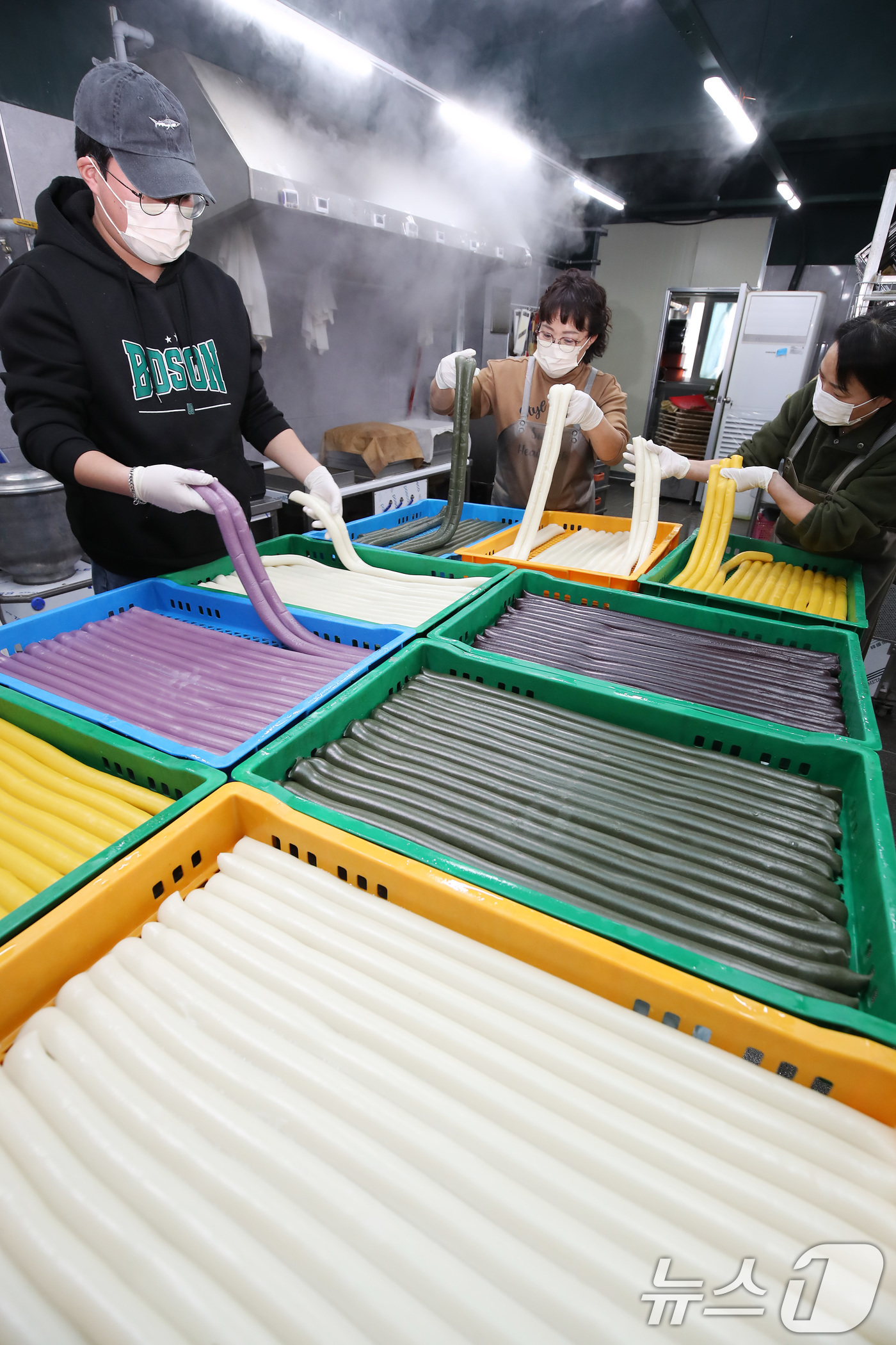 (대구=뉴스1) 공정식 기자 = 12일 오후 대구 달서구 대곡동 대한민국떡방에서 직원들이 설을 앞두고 떡국용 오색 가래떡을 뽑아 정리하고 있다.오색 가래떡은 쌀가루에 호박(노랑), …