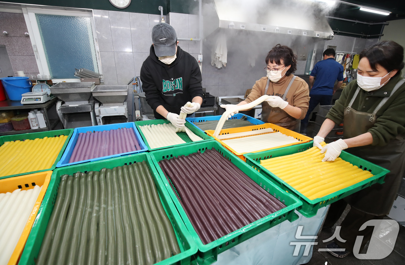 (대구=뉴스1) 공정식 기자 = 12일 오후 대구 달서구 대곡동 대한민국떡방에서 직원들이 설을 앞두고 떡국용 오색 가래떡을 뽑아 정리하고 있다.오색 가래떡은 쌀가루에 호박(노랑), …