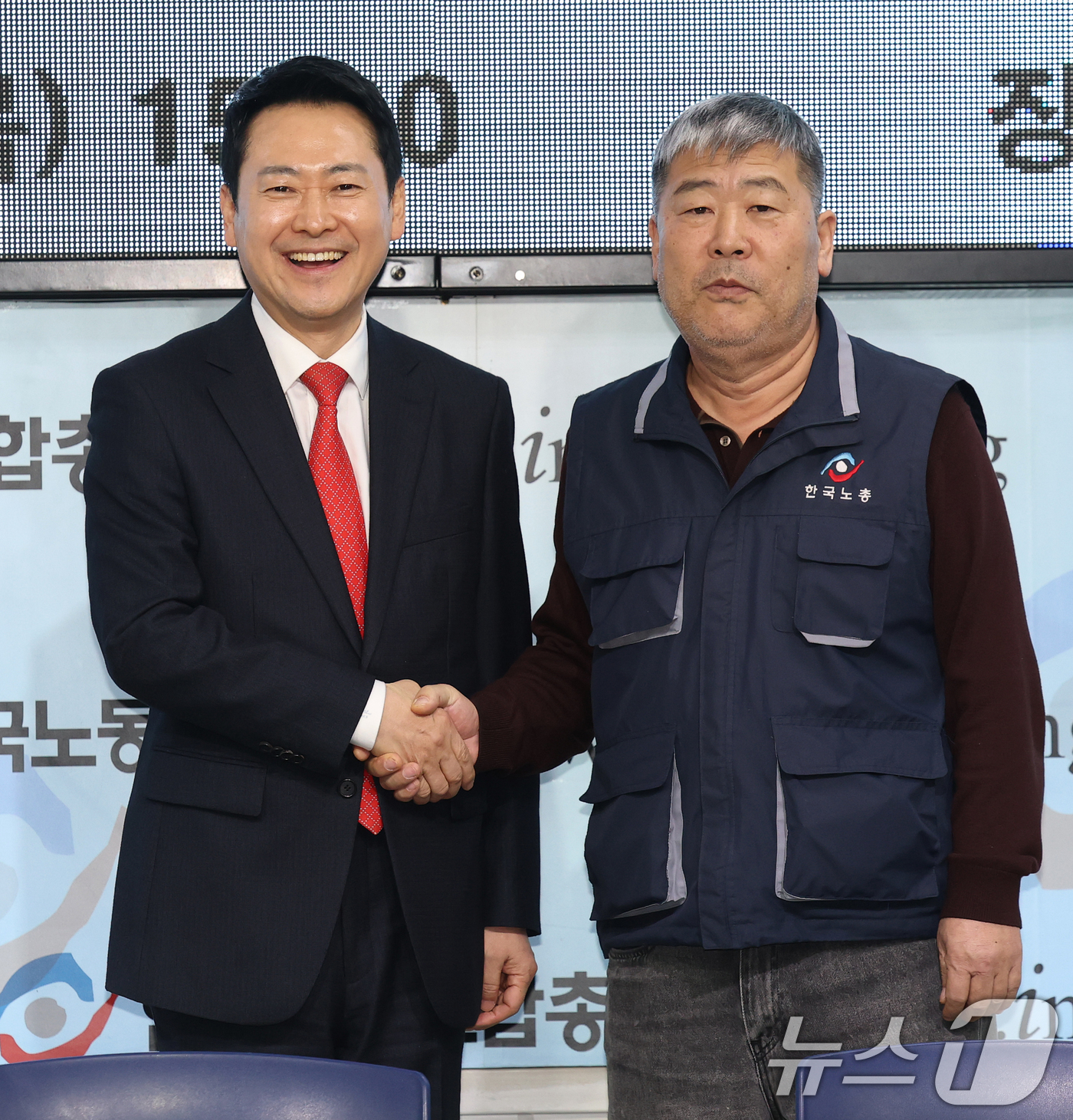 (서울=뉴스1) 오대일 기자 = 장동혁 국민의힘 대표가 12일 오후 서울 영등포구 한국노총 대회의실에서 열린 '국민의힘-한국노총 정책간담회'에서 김동명 한국노총 위원장과 기념촬영을 …