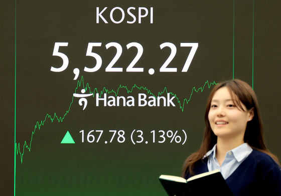 사상 첫 5,500포인트 돌파마감한 코스피