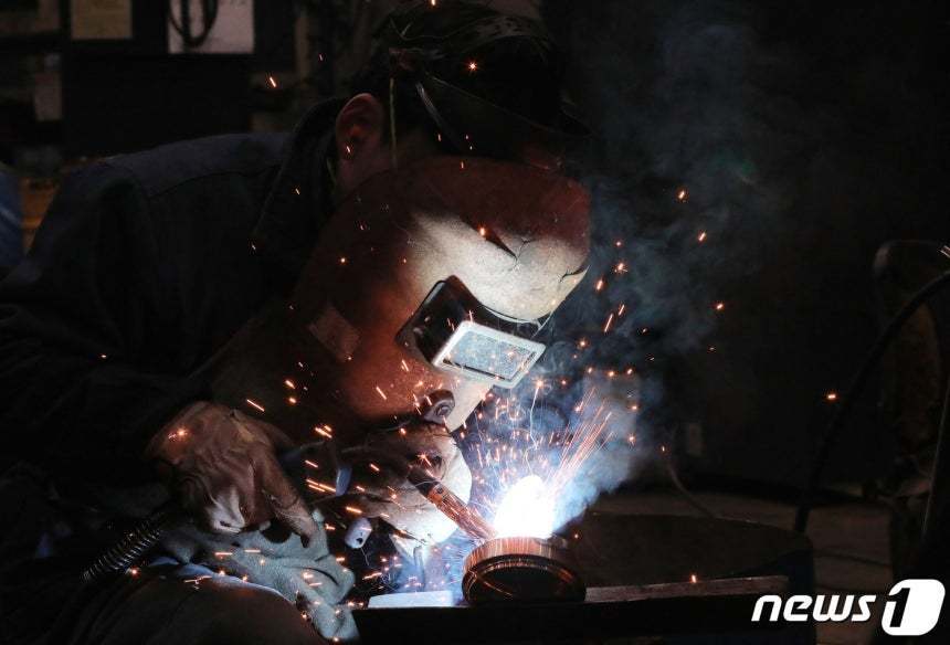 본문 이미지 - 경기도의 한 전문기업에서 노동자가 용접작업을 하고 있다. 뉴스1 DB ⓒ News1 박세연 기자