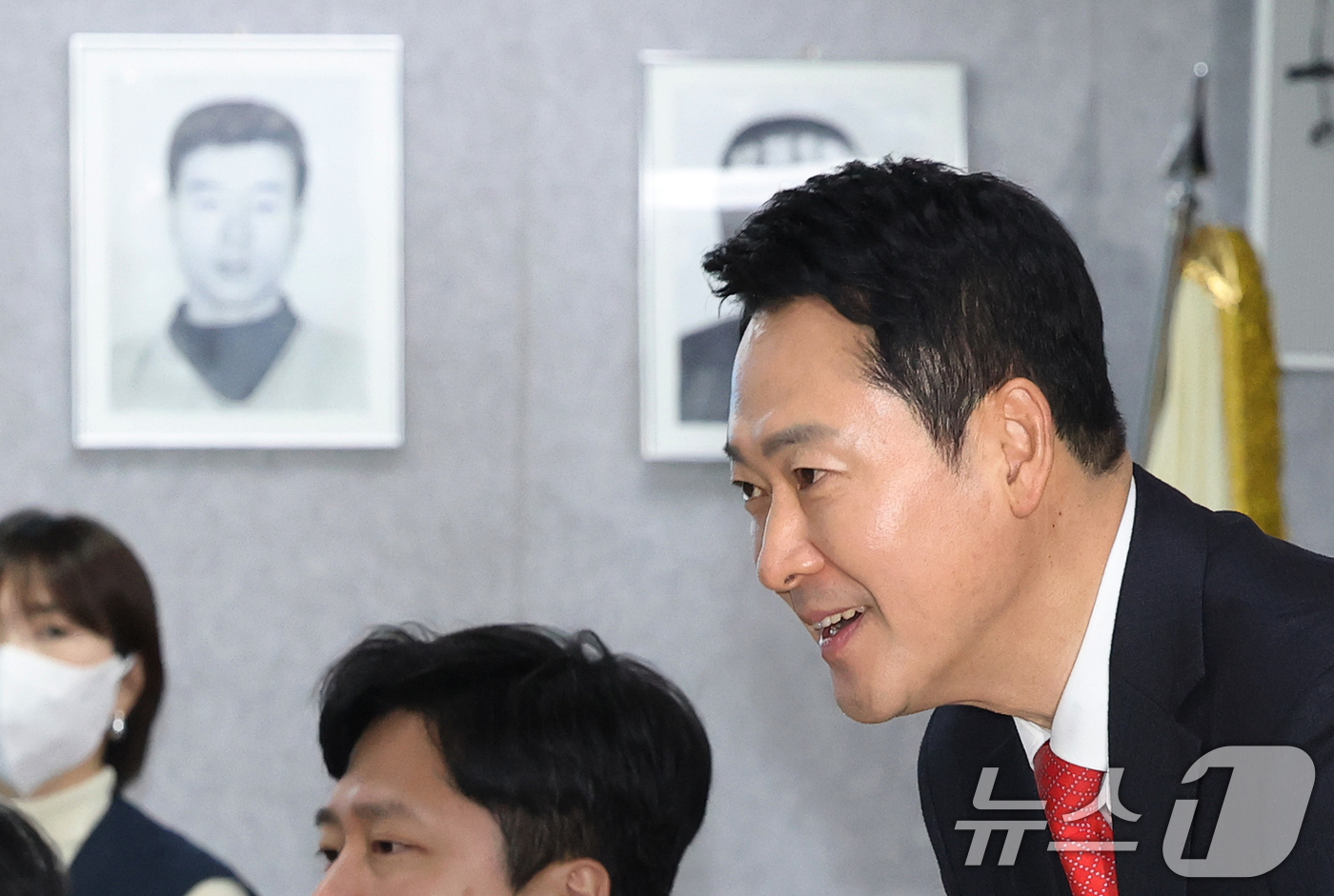 (서울=뉴스1) 오대일 기자 = 장동혁 국민의힘 대표가 12일 오후 서울 영등포구 한국노총 대회의실에서 열린 '국민의힘-한국노총 정책간담회'에서 참석자들에게 인사하고 있다. 202 …