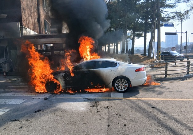 전주서 주행 중 승용차 화재…인명피해 없어