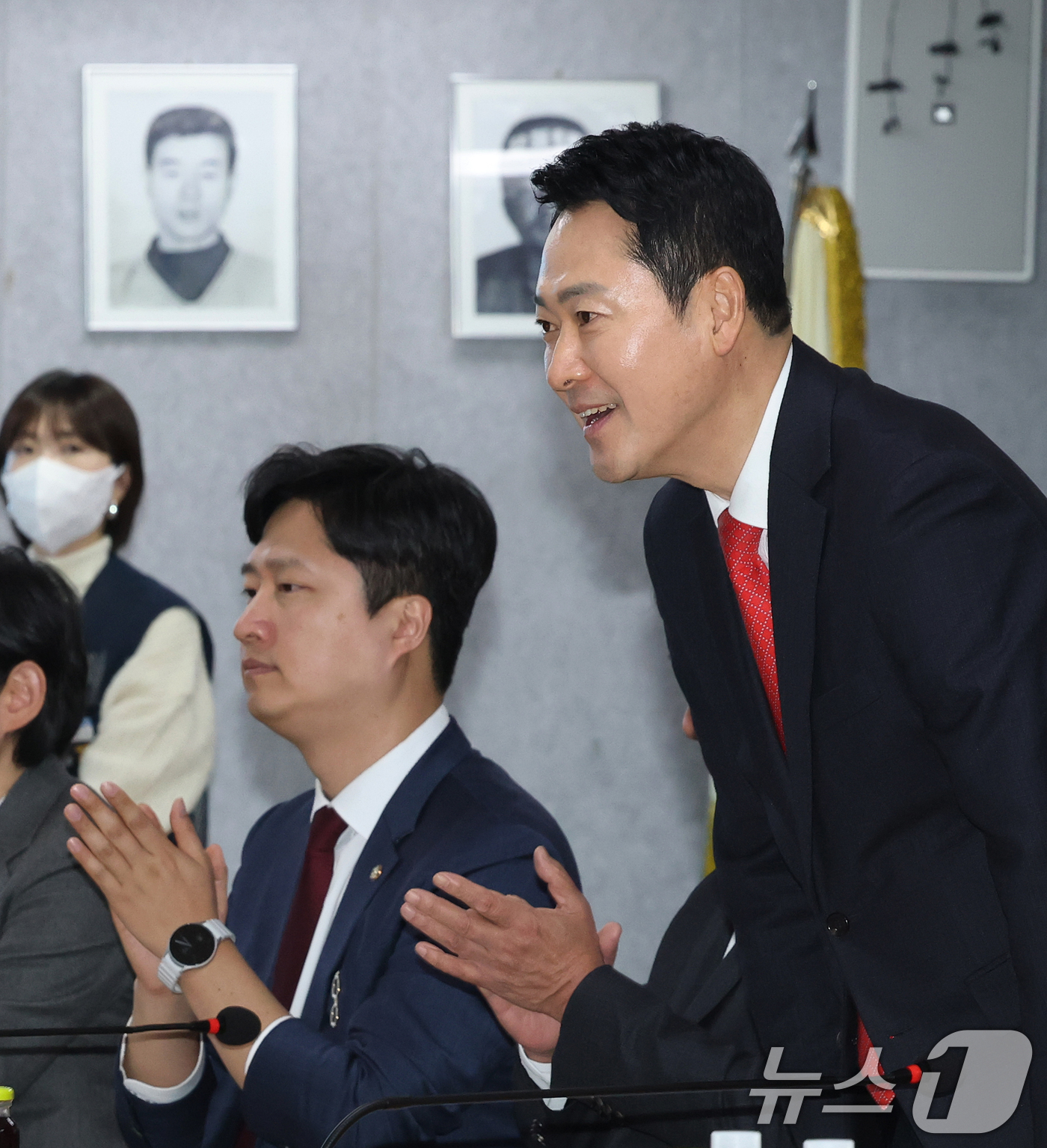 (서울=뉴스1) 오대일 기자 = 장동혁 국민의힘 대표가 12일 오후 서울 영등포구 한국노총 대회의실에서 열린 '국민의힘-한국노총 정책간담회'에서 참석자들에게 인사하고 있다. 202 …