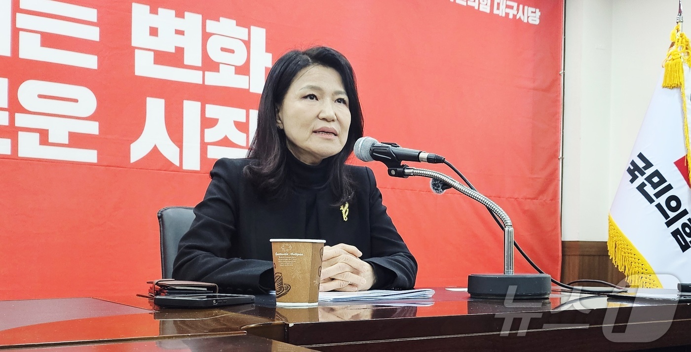 (대구=뉴스1) 남승렬 기자 = 6·3 지방선거 대구시장 출마를 선언한 이진숙 전 방송통신위원장이 12일 대구 수성구 국민의힘 대구시당에서 취재진과 만나 발언하고 있다. 2026. …