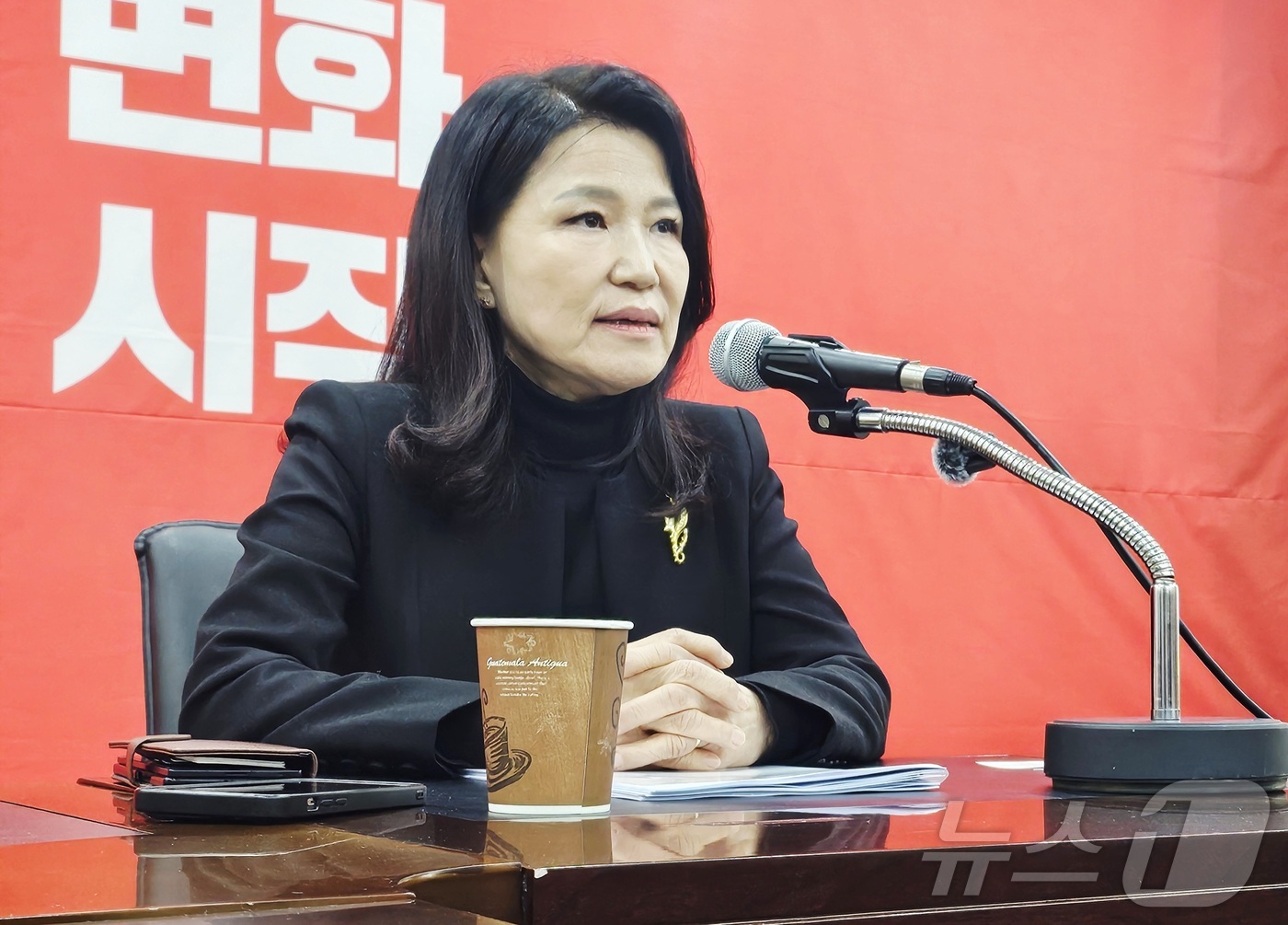 (대구=뉴스1) 남승렬 기자 = 6·3 지방선거 대구시장 출마를 선언한 이진숙 전 방송통신위원장이 12일 대구 수성구 국민의힘 대구시당에서 취재진과 만나 발언하고 있다. 2026. …