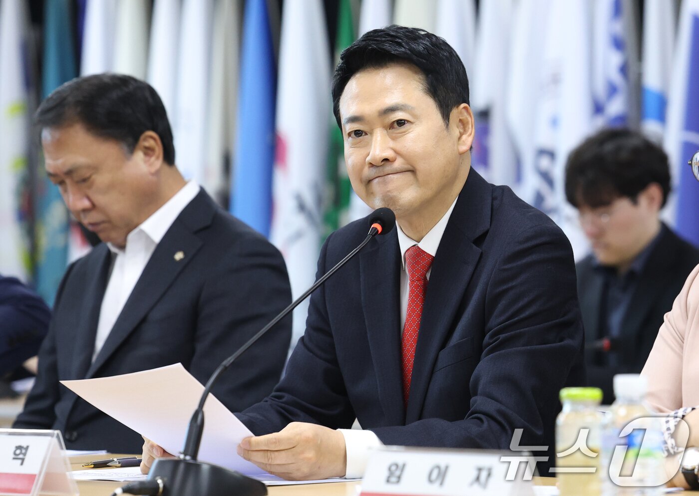 본문 이미지 - 장동혁 국민의힘 대표가 12일 오후 서울 영등포구 한국노총 대회의실에서 열린 '국민의힘-한국노총 정책간담회'에서 입을 굳게 다문 채 생각에 잠겨 있다. 2026.2.12 ⓒ 뉴스1 오대일 기자