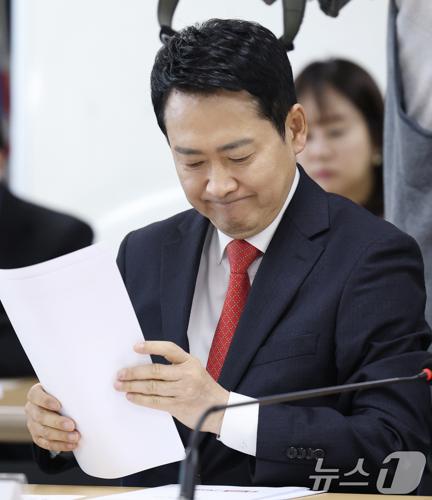 (서울=뉴스1) 오대일 기자 = 장동혁 국민의힘 대표가 12일 오후 서울 영등포구 한국노총 대회의실에서 열린 '국민의힘-한국노총 정책간담회'에서 모두발언을 마친 후 생각에 잠겨 있 …