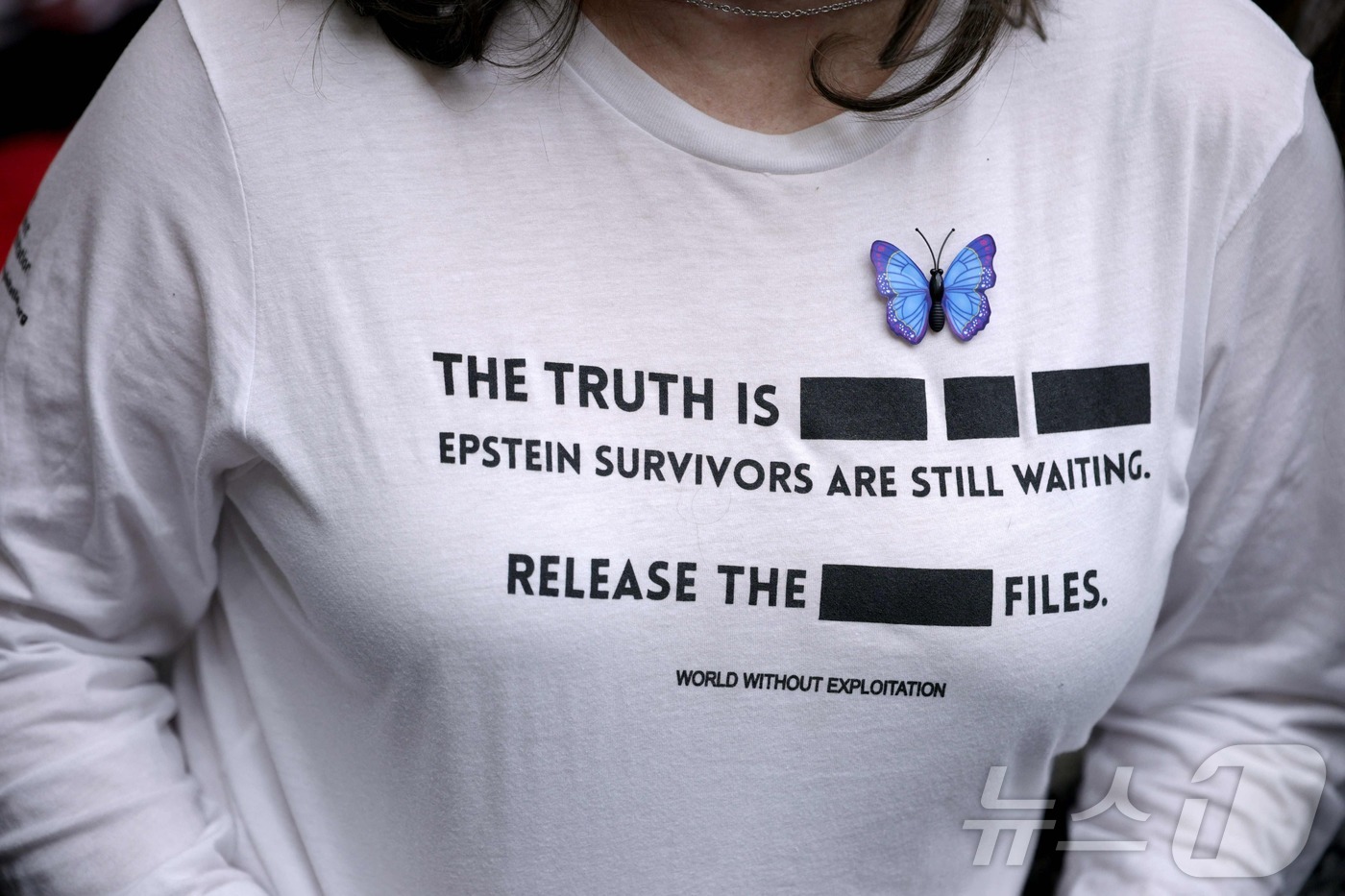 (AFP=뉴스1) 윤다정 기자 = 11일(현지시간) 미국 워싱턴DC에서 열린 하원 법사위원회 청문회에 팸 본디 미 법무장관이 출석해 증언하는 가운데, 성범죄자 제프리 엡스타인의 피 …