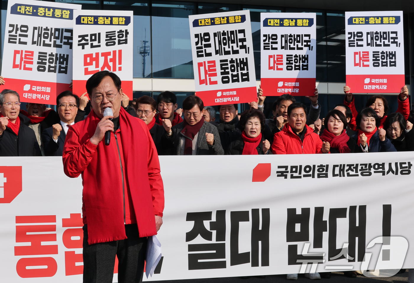 (대전=뉴스1) 김기태 기자 = 이은권 대전시당위원장이 12일 오후 대전역 서광장에서 열린 '국민의힘 대전충남 졸속통합 규탄대회'에서 발언하고 있다.  2026.2.12/뉴스1