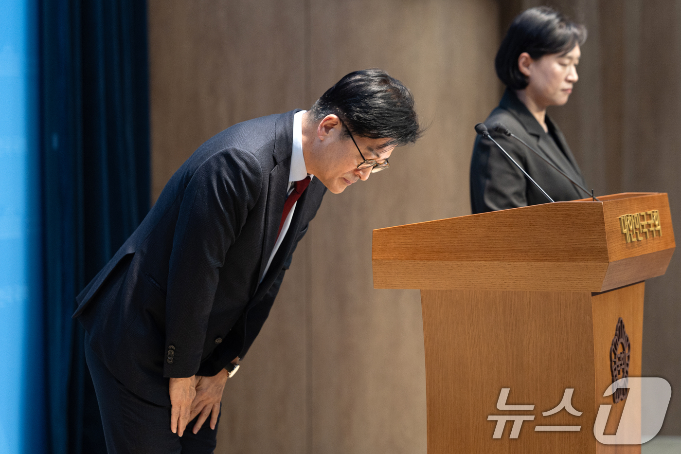 (서울=뉴스1) 이승배 기자 = 김종혁 전 국민의힘 최고위원이 12일 서울 여의도 국회 소통관에서 당 중앙윤리위원회 규탄 기자회견을 하기에 앞서 인사하고 있다. 2026.2.12/ …