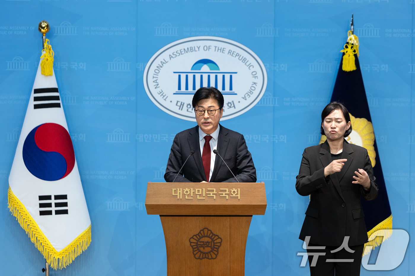 (서울=뉴스1) 이승배 기자 = 김종혁 전 국민의힘 최고위원이 12일 서울 여의도 국회 소통관에서 당 중앙윤리위원회 규탄 기자회견을 하고 있다. 2026.2.12/뉴스1