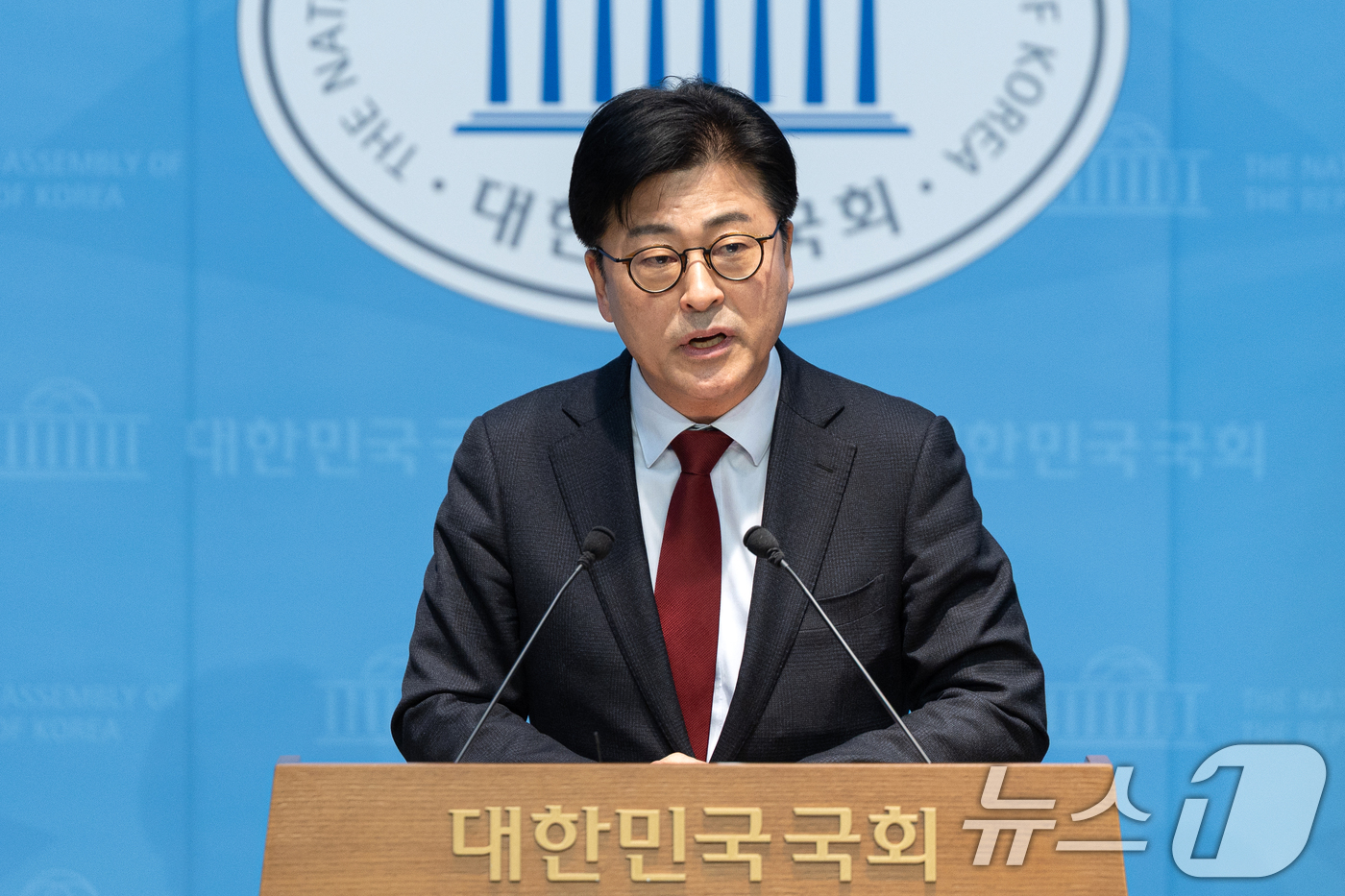 (서울=뉴스1) 이승배 기자 = 김종혁 전 국민의힘 최고위원이 12일 서울 여의도 국회 소통관에서 당 중앙윤리위원회 규탄 기자회견을 하고 있다. 2026.2.12/뉴스1