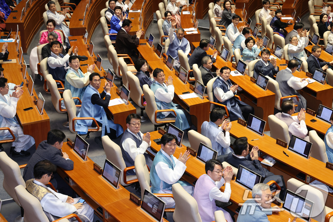 (서울=뉴스1) 신웅수 기자 = 한복을 입은 더불어민주당 의원들이 12일 서울 여의도 국회에서 열린 제432회국회(임시회) 제7차 본회의에서 방청객들을 향해 인사하고 있다. 202 …