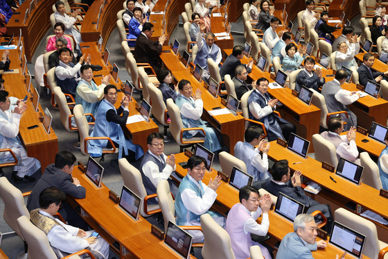 설 앞두고 한복 입은 국회의원들