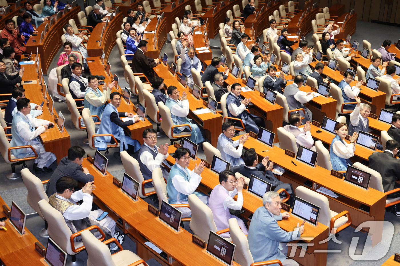 (서울=뉴스1) 신웅수 기자 = 한복을 입은 더불어민주당 의원들이 12일 서울 여의도 국회에서 열린 제432회국회(임시회) 제7차 본회의에서 방청객들을 향해 인사하고 있다. 202 …