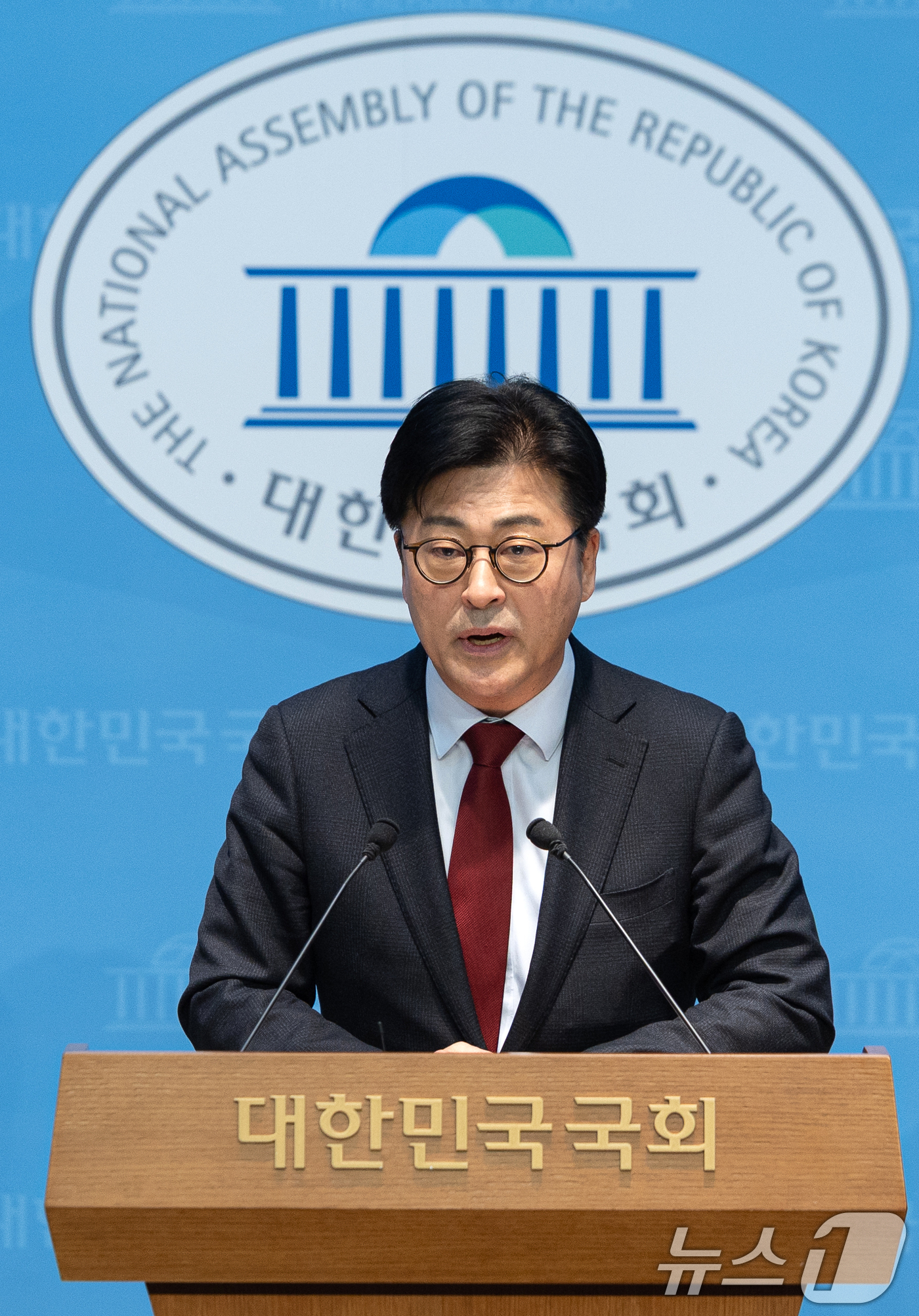 (서울=뉴스1) 이승배 기자 = 김종혁 전 국민의힘 최고위원이 12일 서울 여의도 국회 소통관에서 당 중앙윤리위원회 규탄 기자회견을 하고 있다. 2026.2.12/뉴스1