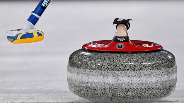 '문워크'보다 놀라운 빙판 위 마법…컬링 필수작업 '페블링'[올림픽]