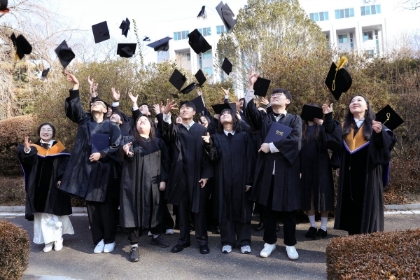 우송대, 전기 학위수여식…해외대학 등 복수학위 취득자 13명