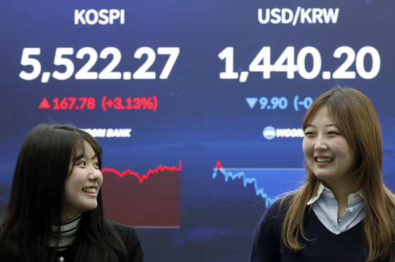 코스피 '개인 순매수 전환'…'18만전자'에 사상 최고가 경신 [개장시황]