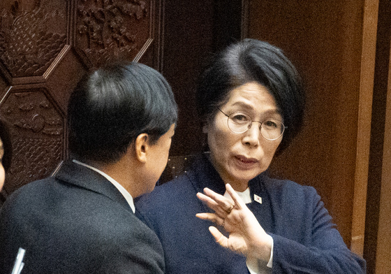 이성윤 최고위원과 대화하는 최민희 과방위원장