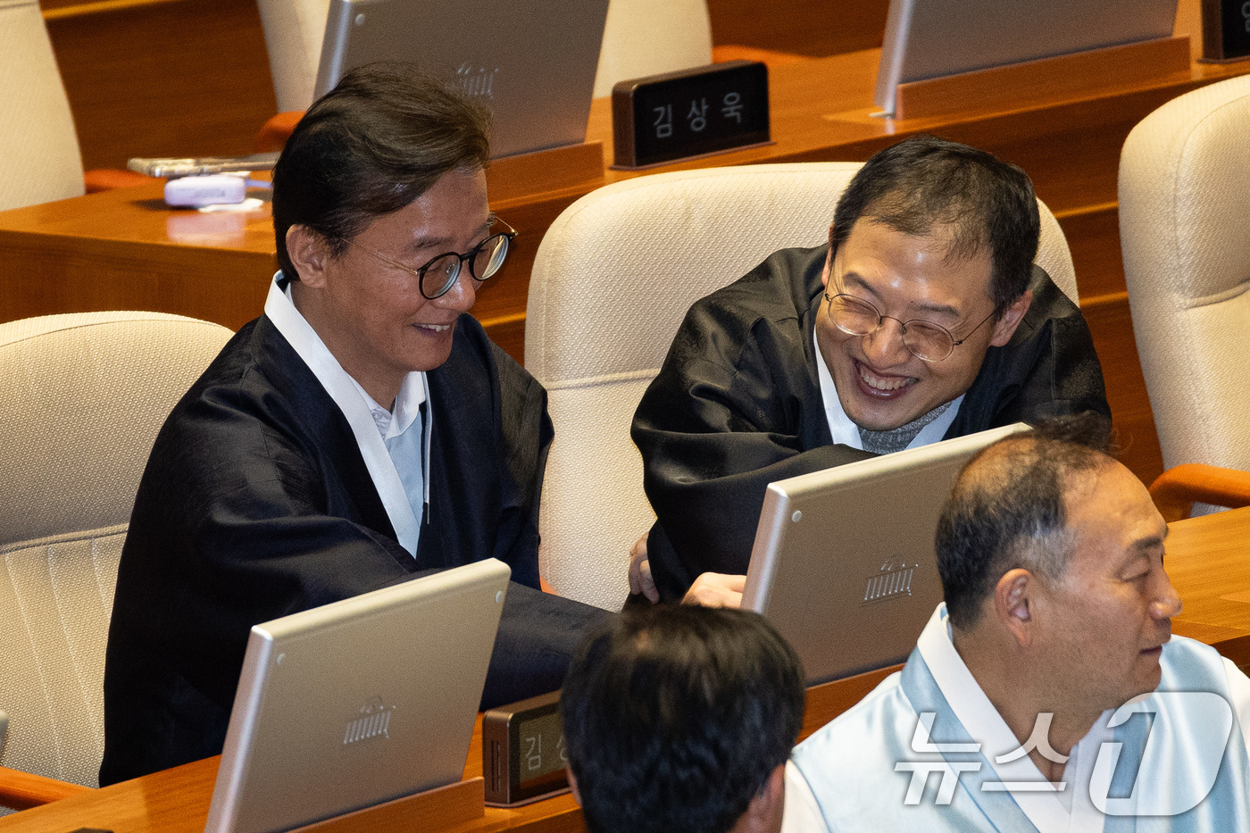 (서울=뉴스1) 유승관 기자 = 더불어민주당 전재수, 김상욱 의원이 12일 서울 여의도 국회에서 열린 제432회 국회(임시회) 제7차 본회의에서 대화하고 있다. 2026.2.12/ …