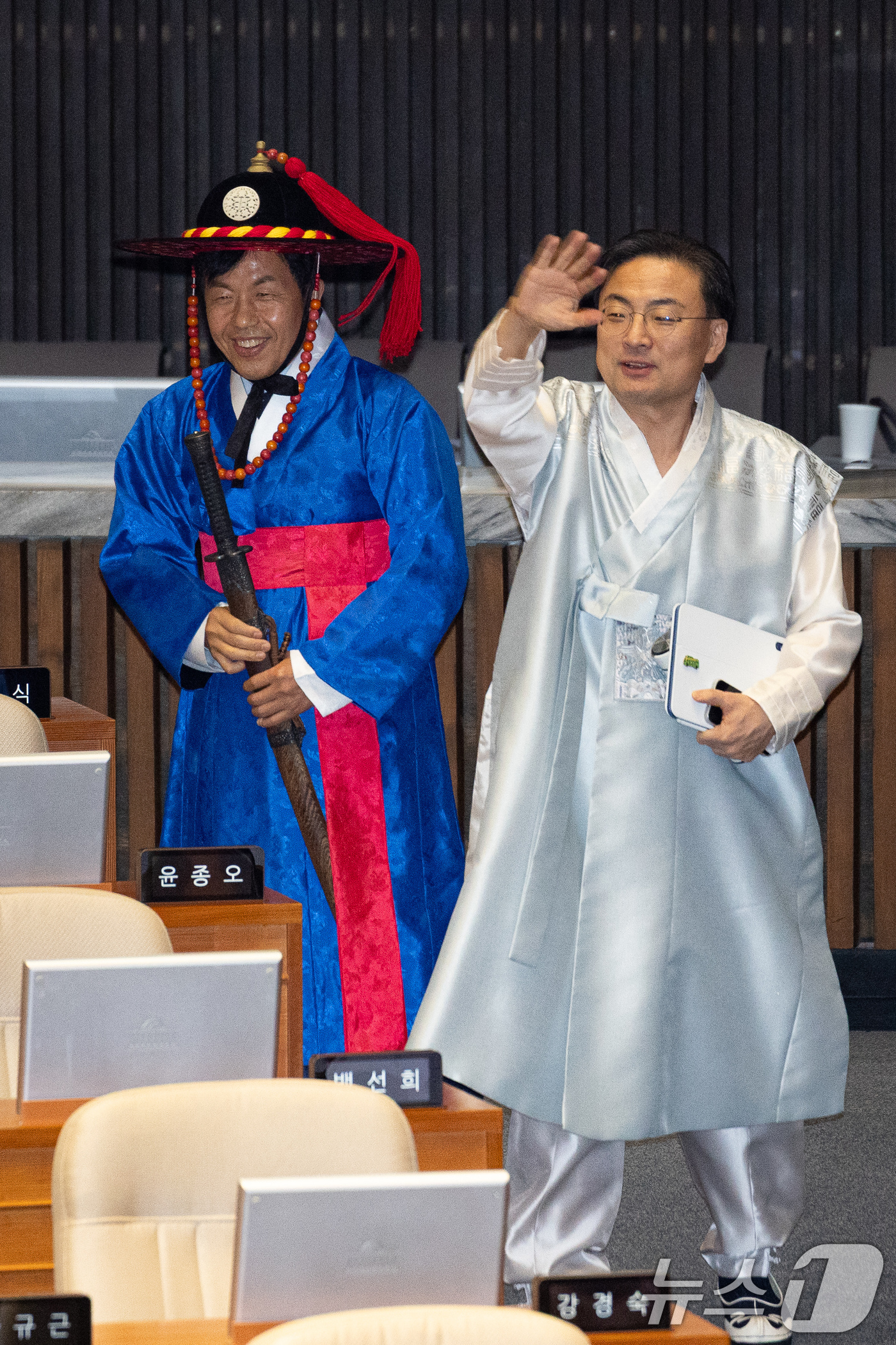 (서울=뉴스1) 유승관 기자 = 윤종오 진보당 원내대표가 12일 서울 여의도 국회에서 열린 제432회 국회(임시회) 제7차 본회의에서 포도대장 복장으로 참석하고 있다. 오른쪽은 신 …