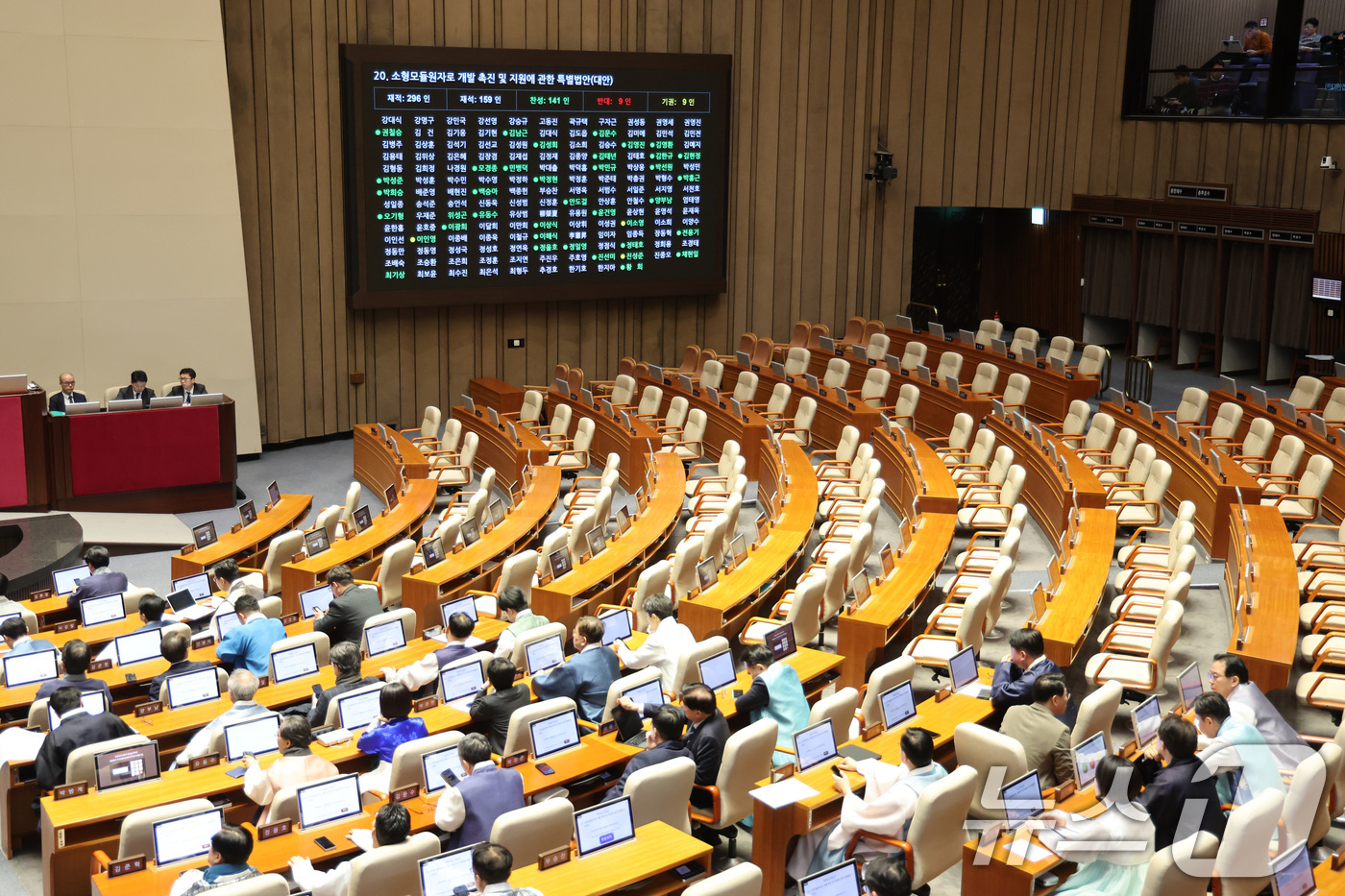 (서울=뉴스1) 신웅수 기자 = 더불어민주당 의원들이 12일 서울 여의도 국회에서 열린 제432회 국회(임시회) 제7차 본회의에서 한복을 입은 가운데 국민의힘 의원석이 비어 있다. …