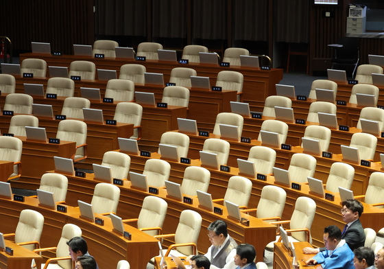 한복입은 민주당, 불참한 국민의힘