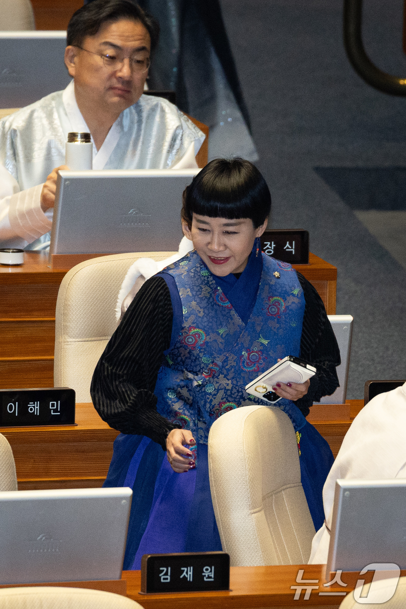 (서울=뉴스1) 유승관 기자 = 김재원 조국혁신당 의원이 12일 서울 여의도 국회에서 열린 제432회 국회(임시회) 제7차 본회의에 한복을 입고 참석하고 있다. 2026.2.12/ …