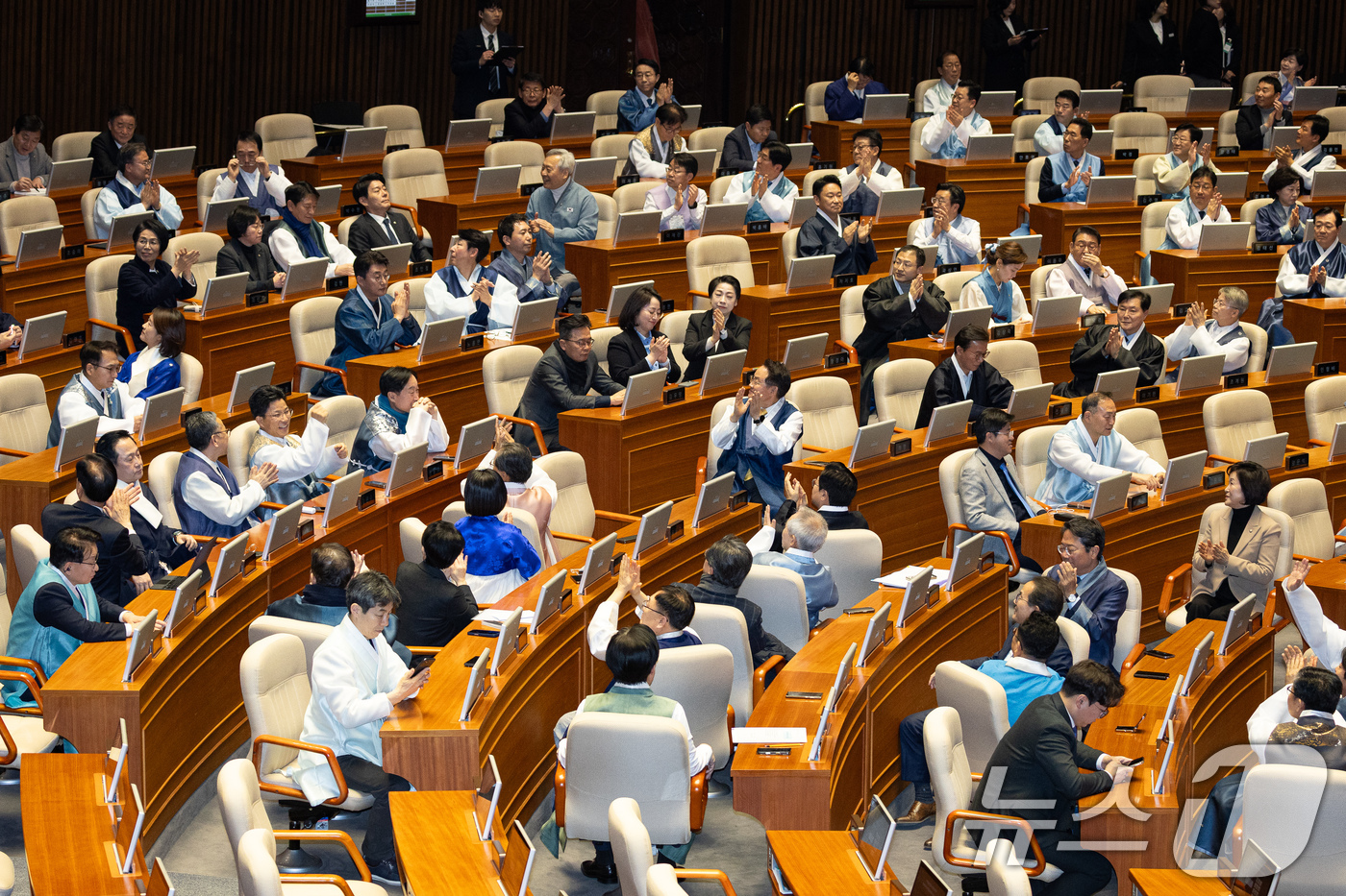 (서울=뉴스1) 유승관 기자 = 한복을 입은 의원들이 12일 서울 여의도 국회에서 열린 제432회 국회(임시회) 제7차 본회의에서 방청석을 향해 손뼉치고 있다. 2026.2.12/ …