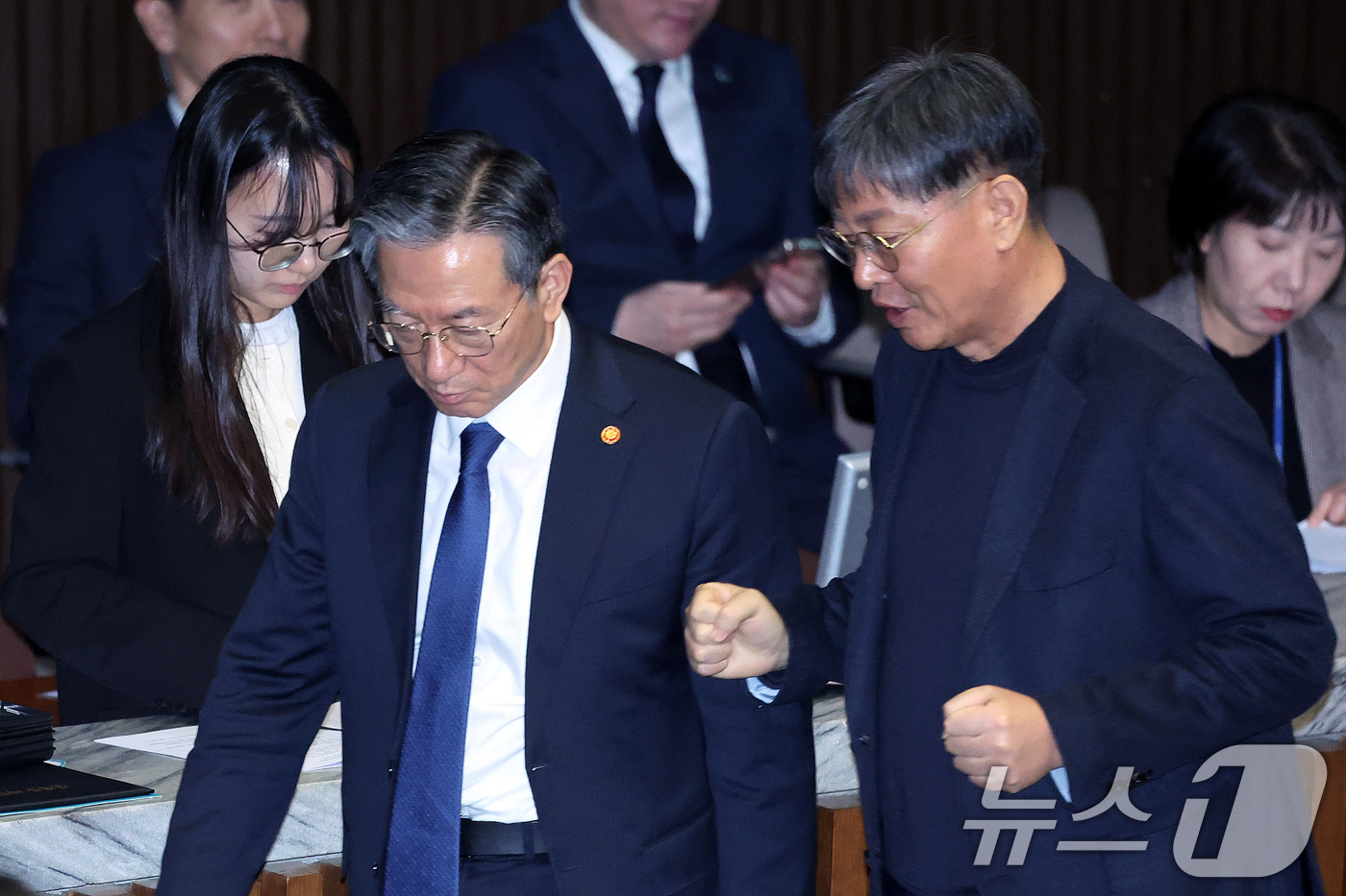 (서울=뉴스1) 신웅수 기자 = 정성호 법무부 장관과 이춘석 무소속 의원이 12일 서울 여의도 국회에서 열린 제432회 국회(임시회) 제7차 본회의에서 대화하고 있다. 2026.2 …