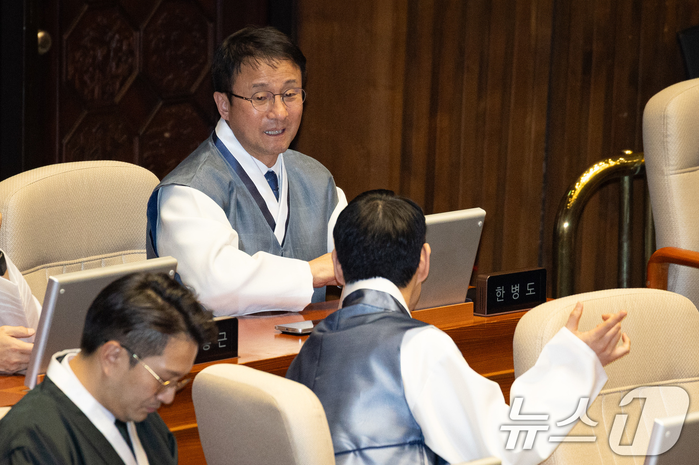 (서울=뉴스1) 유승관 기자 = 한병도 더불어민주당 원내대표와 김한규 원내정책수석부대표가 12일 서울 여의도 국회에서 열린 제432회 국회(임시회) 제7차 본회의에서 대화하고 있다 …