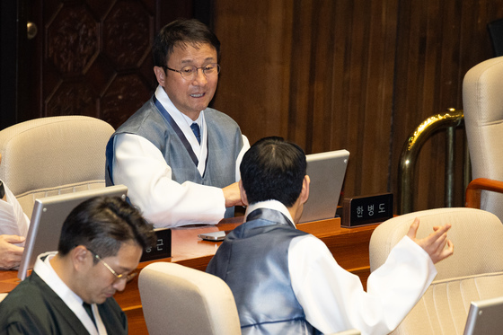 김한규 원내정책수석과 대화하는 한병도 원내대표