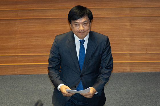 발언대 향하는 이성윤 의원