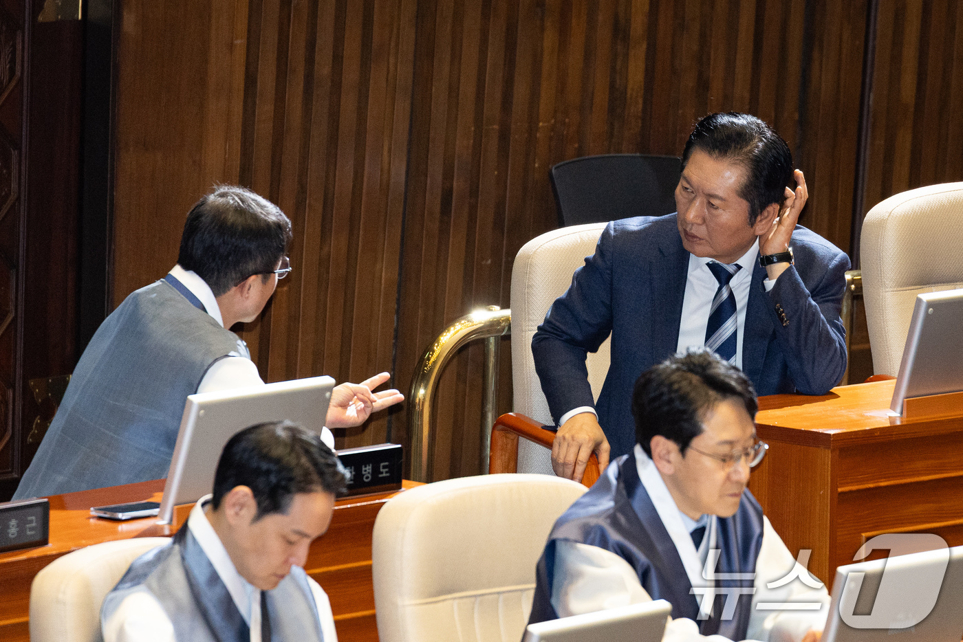 (서울=뉴스1) 유승관 기자 = 정청래 더불어민주당 대표와 한병도 원내대표가 12일 서울 여의도 국회에서 열린 제432회 국회(임시회) 제7차 본회의에서 대화하고 있다. 2026. …