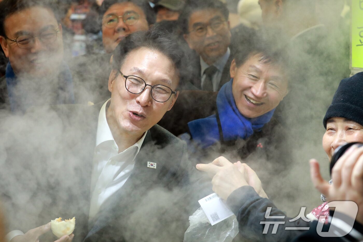 본문 이미지 - 김민석 국무총리가 12일 오후 설 명절을 앞두고 찾은 충북 청주시 육거리종합시장에서 만두를 먹고 있다. 2026.2.12 ⓒ 뉴스1 김용빈 기자