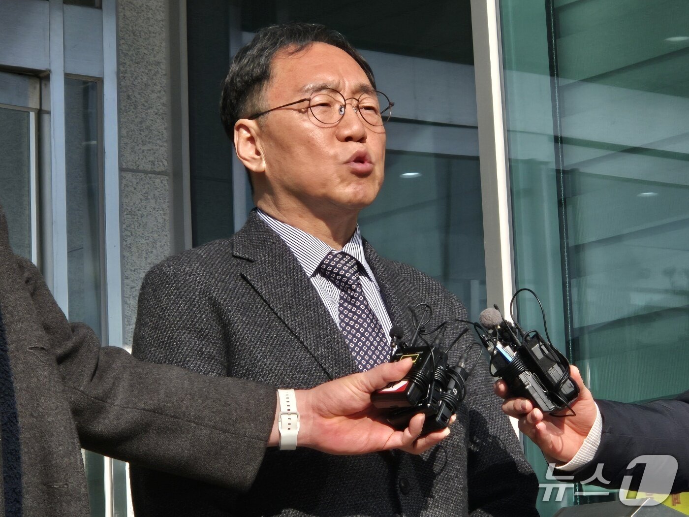 본문 이미지 - 김철수 전 강원 속초시장이 12일 자신의 직권난용권리행사방해 혐의 사건 재판에서 무죄를 선고 받은 뒤 심경을 밝히고 있다.2026.2.12/뉴스1 윤왕근 기자