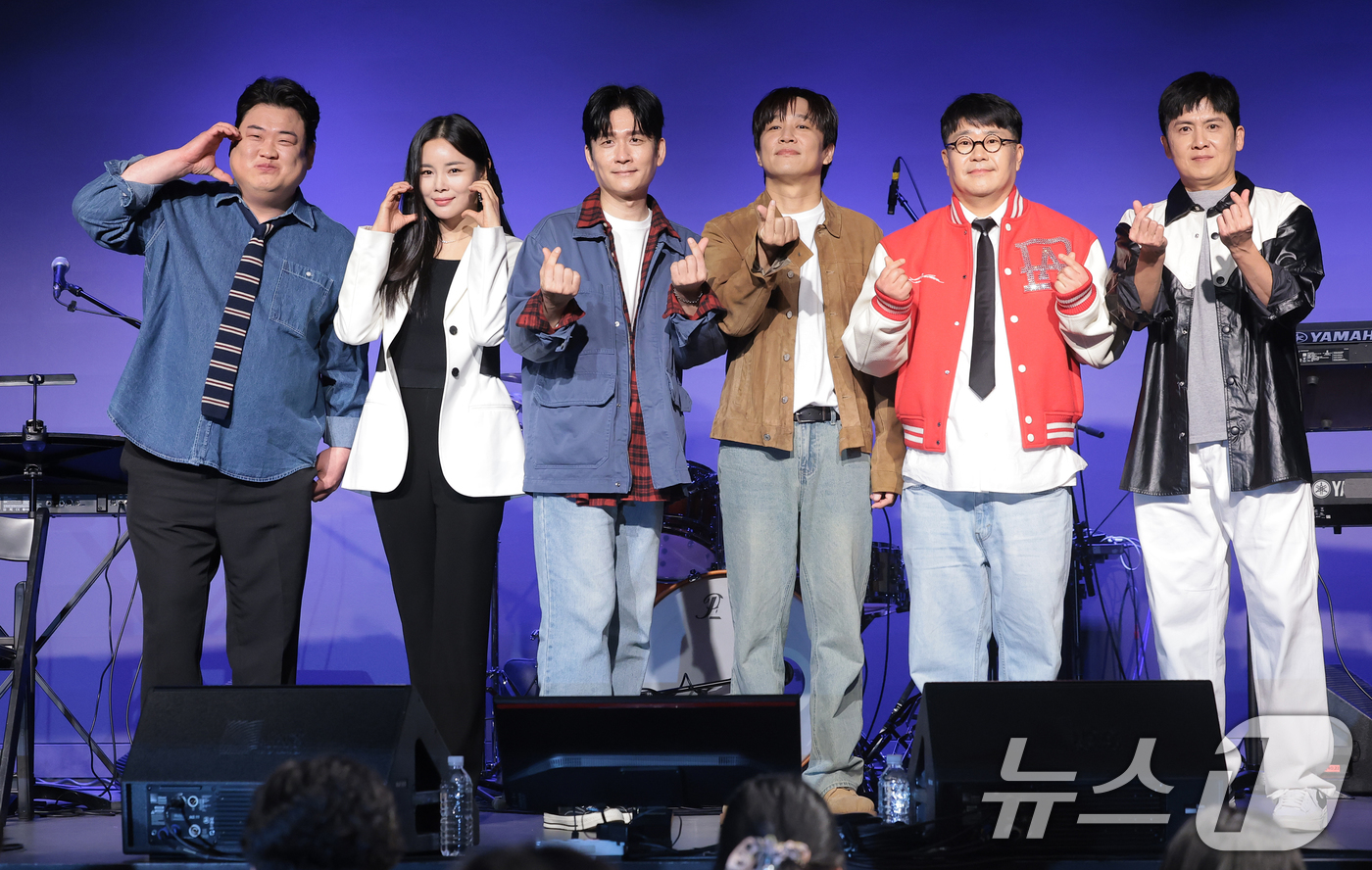 (서울=뉴스1) 권현진 기자 = 아묻따밴드가 12일 오후 서울 종로구 SA홀에서 진행된 첫 번째 디지털 싱글 ‘알고 있잖아’ 발매 기념 쇼케이스에서 포즈를 취하고 있다.아묻따밴드는 …