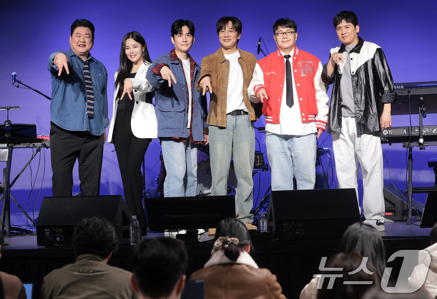 (서울=뉴스1) 권현진 기자 = 아묻따밴드가 12일 오후 서울 종로구 SA홀에서 진행된 첫 번째 디지털 싱글 ‘알고 있잖아’ 발매 기념 쇼케이스에서 포즈를 취하고 있다.아묻따밴드는 …