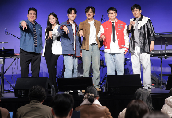 아묻따밴드, 정식 쇼케이스